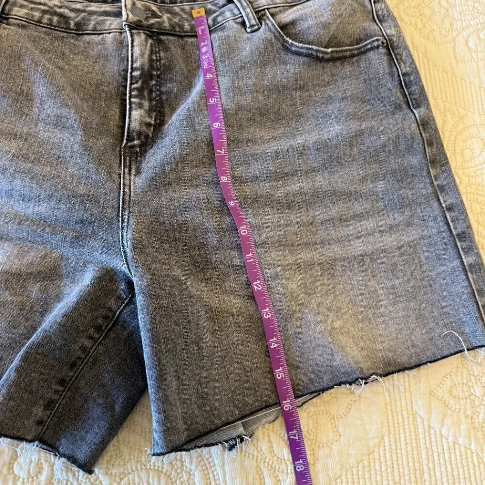 NWOT plus grey wash cutoff jean shorts women's size 20